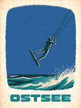 Ostsee — Sprung ins Blau — Illustriertes Reiseposter aus echtem Foto | machuPICyou