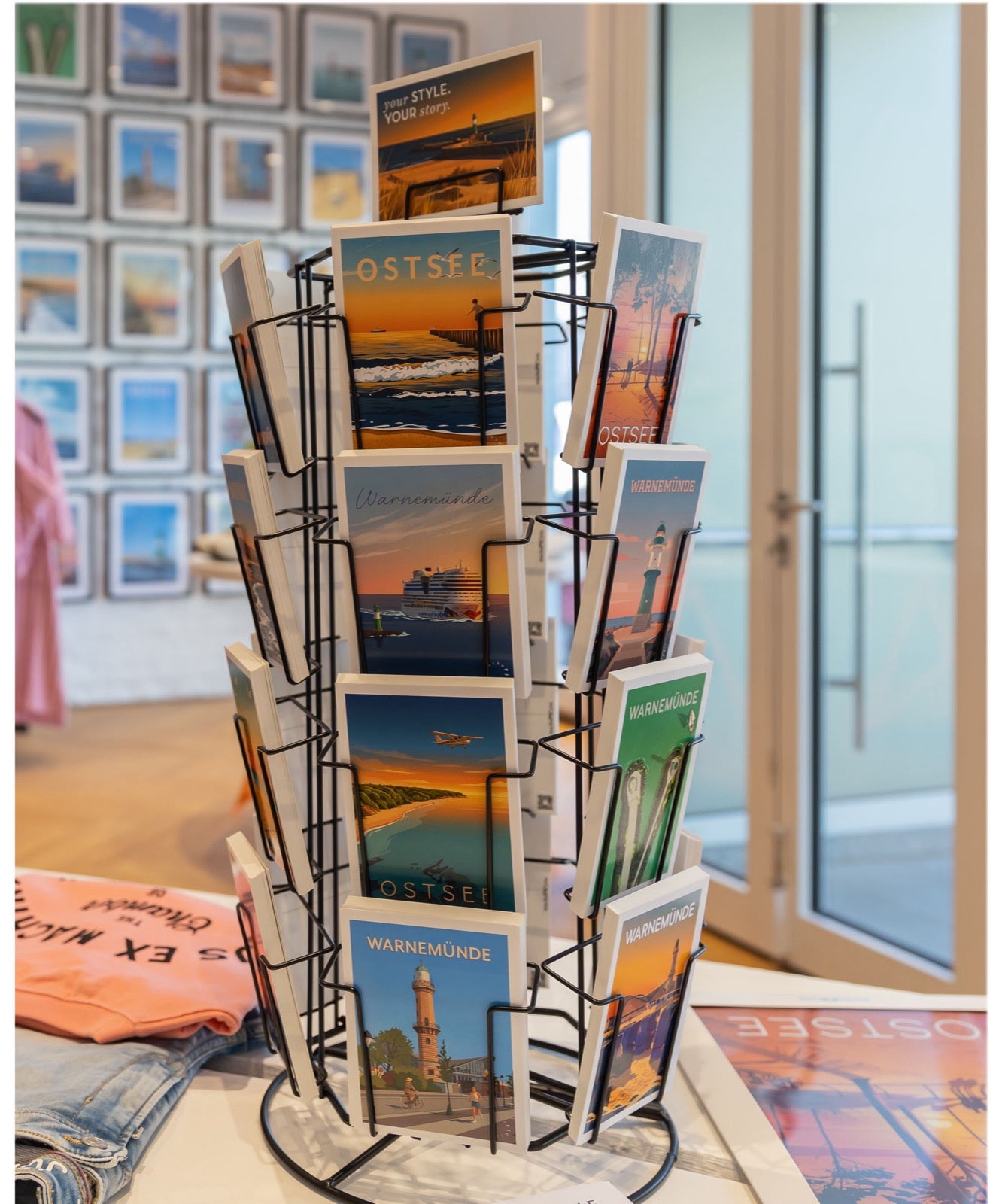 Postkartenständer mit machuPICyou-Motiven im Store Warnemünde